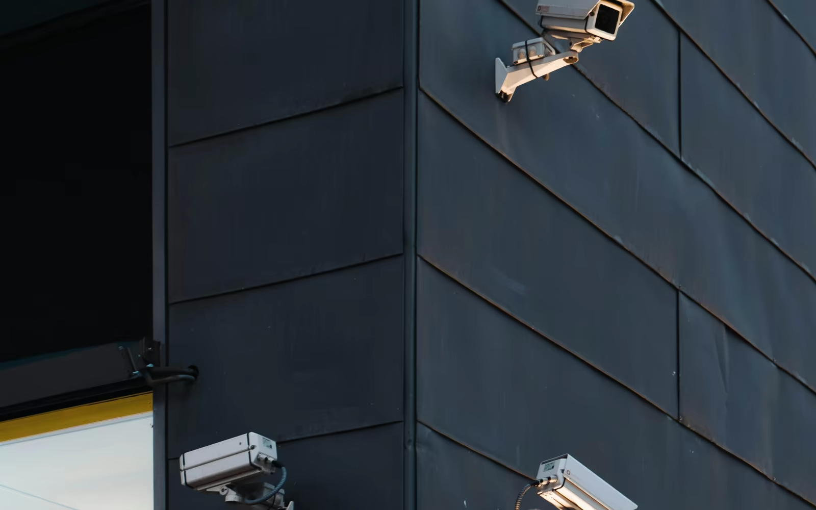 Seguridad privada para condominios: cámaras de videovigilancia y control de acceso